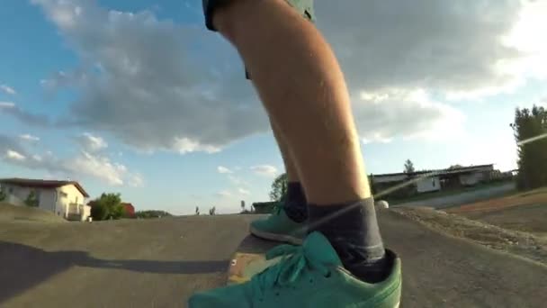 Nízký Úhel Uzavření Odlesk Objektivu Svém Skateboard Hodí Mladý Muž — Stock video