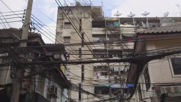 2017年3月 缠绕的旧电线扭曲了曼谷城市住宅和建筑物的景观 由于有许多电缆 在屋顶上几乎看不到卫星天线 — 图库视频影像