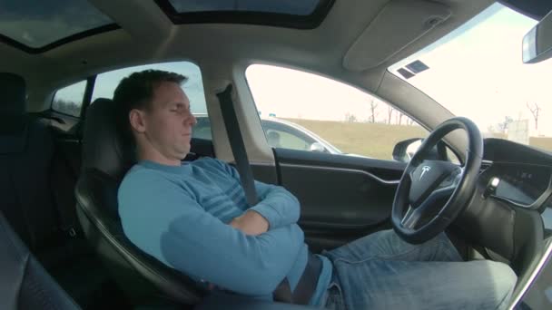 Tesla Autonome Auto Maart 2018 Man Ontspant Terwijl Zijn High — Stockvideo