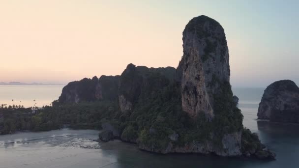 息をのむような黄金の夕日は タイの沿岸のボートや崖を照らす 静かなエメラルドの海と太陽が遠くに沈むのを航海する寂しいボートの牧歌的夏の夜の風景 — ストック動画