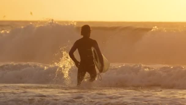 Slow Motion Fit Male Runs Jumps Ocean His Surfboard Ride — Stock Video