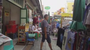 Bangkok, Tayland - Mart 2017, Pov: Ucuz giysi ve dövme satan Khao San tezgahları boyunca yürüyüş. Yerel Tayland halkı giysi satarak ve turistik sokakta dövme yaparak geçimini sağlıyor 
