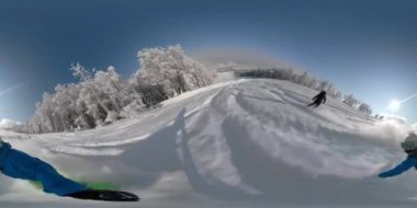 360 3d overcapture: Freeride snowboard kız toz kar karlı dağ orman tesisi. Genç kadın snowboard taze kar backcountry vahşi giyim kış. Güneşli kış tatili