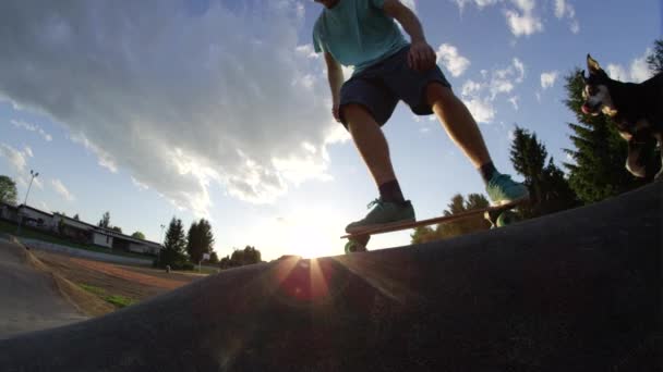 Slow Motion Lage Hoek Lens Flare Young Fit Skateboarder Rijden — Stockvideo