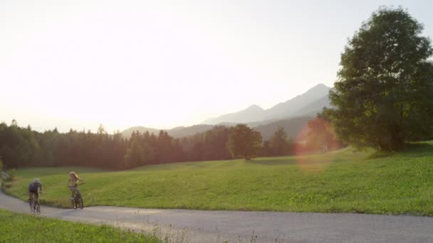 Lens Flare Una Ragazza Giocosa Una Bici Elettrica Innovativa Sorpassa — Video Stock