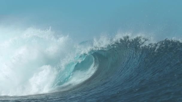 Cerrar Impresionante Toma Una Enorme Ola Tubo Que Estrella Cerca — Vídeos de Stock