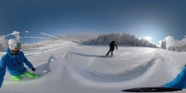 360 3d overcapture: Freeride snowboard kız toz kar karlı dağ orman tesisi. Genç kadın snowboard taze kar backcountry vahşi giyim kış. Güneşli kış tatili