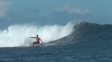 Yavaş hareket: Extreme Pro Surfer büyük tüp varil dalga sörf
