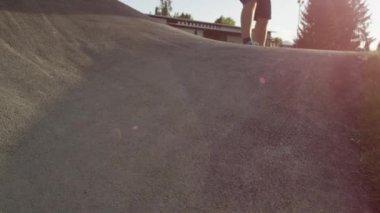 Slow Motion, Close Up, Lens Flare Genç atletik erkek eğlenceli parkta güneşli sabah kaykay. Sinematik günbatımında aşırı beton pompa parça aşağı sürme awesome longboard üzerinde Şık sporcu