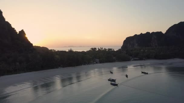 Aerial Impresionante Puesta Sol Dorada Iluminando Barcos Acantilados Costa Tailandia — Vídeo de stock