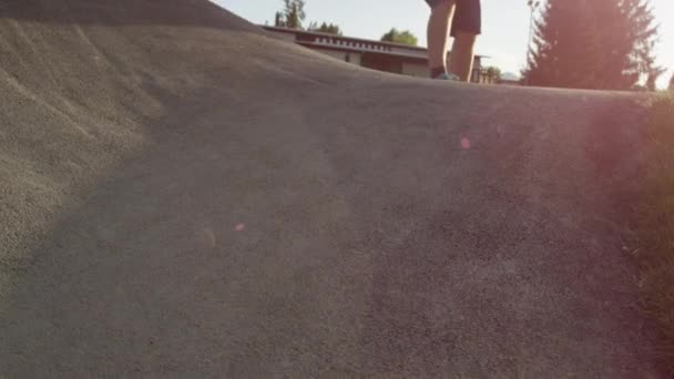 Pomalý Pohyb Uzavření Erupce Objektivu Mladý Sportovec Skateboardingu Slunečného Rána — Stock video