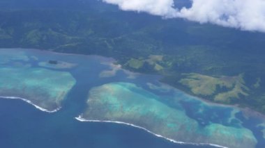 Hava Yavaş Hareket: Fiji Adası manzara ve güzel mercan sinematik görünümü. Çarpıcı sahil ortamında tropikal tatil. Küresel ısınma ve doğal çevre üzerindeki yıkıcı etkisi.