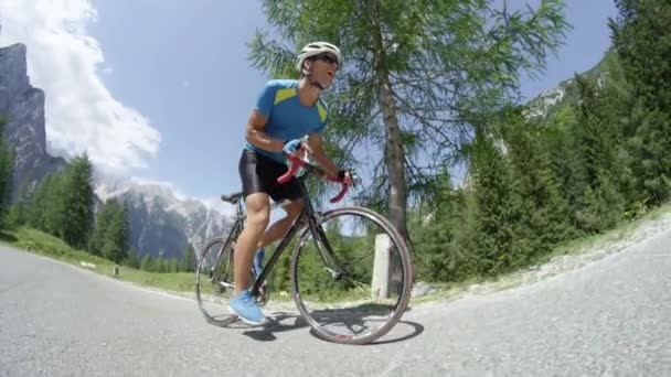 Atlético Jovem Sexo Masculino Pisando Pedais Sua Bicicleta Estrada Legal — Vídeo de Stock