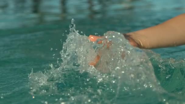 Low Motion Flose Mulher Irreconhecível Arrasta Mão Através Água Piscina — Vídeo de Stock