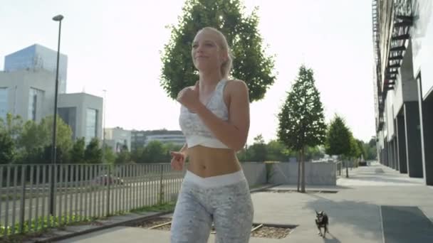 Slow Motion Close Lense Flare Vrolijk Blond Meisje Joggen Straten — Stockvideo