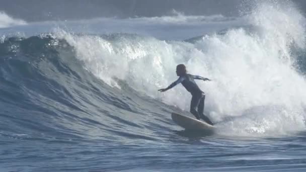 Slow Motion Cool Surfboarder Carves Łamanie Fali Oceanu Pięknej Scenerii — Wideo stockowe