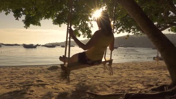 Slow Motion Lens Flare Jovem Mulher Relaxada Balança Corda Fresca — Vídeo de Stock