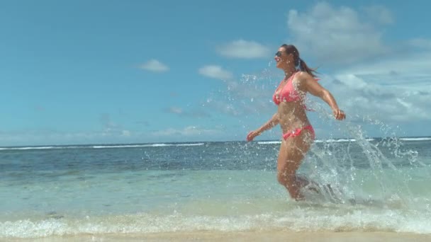 Zeitlupe Großaufnahme Eine Fröhliche Junge Frau Rosafarbenen Badeanzug Läuft Sandstrand — Stockvideo