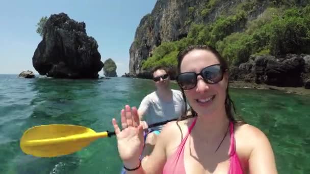 Selfie Donna Felice Saluta Pollici Mentre Uomo Rema Loro Kayak — Video Stock