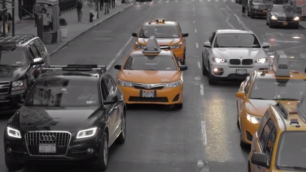 Αυτόνομο Αυτοκίνητο Φεβρουαρίου 2017 Αρσενικό Οδηγός Κάθεται Πίσω Από Τιμόνι — Αρχείο Βίντεο