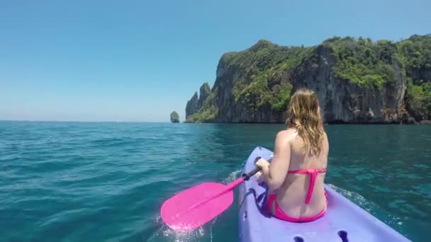 Chica Caucásica Activa Impresionantes Paletas Vacaciones Kayak Hacia Espectacular Playa — Vídeo de stock