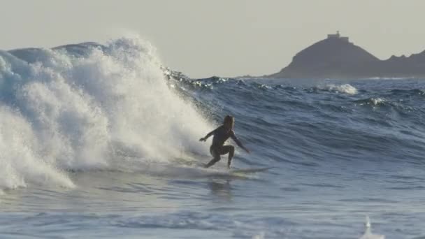 Slow Motion Extreme Surfer Rijden Gevaarlijke Golf Mooi Zonnig Weer — Stockvideo