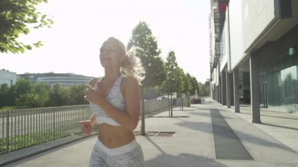 Slow Motion Närbild Lins Flare Glad Ung Kvinna Jogging Stadens — Stockvideo