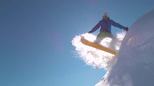 Slow Motion Close Extreme Snowboarder Riding Powder Doing Powder Turns — Stock Video