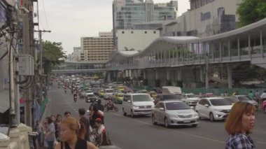 Bangkok, Tayland - Mart 2017: Bangkok'un yoğun saatinde taksilerle yürüyen ve eve dönen sayısız insan. Yayaların kitleler ilerler otobanüzerinde acele araba ve motosiklet sayısı nın düşmesi.