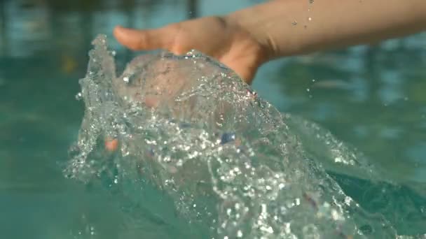 Zeitlupe Großaufnahme Eine Glückliche Junge Frau Spielt Pool Eines Tropischen — Stockvideo