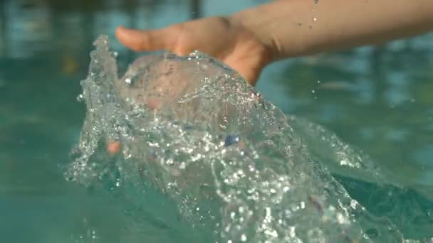 Moción Lenta Cerrar Feliz Joven Juega Piscina Vacaciones Tropicales Fiyi — Vídeo de stock