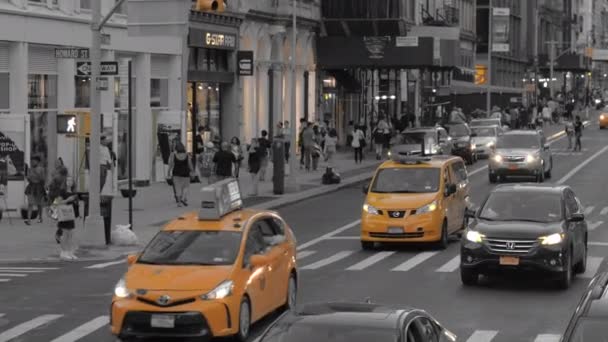 美国纽约 2016年9月23日 人们过马路 沿着繁忙的当地街道走在拥挤的人行道上 纽约市大都会高峰时段交通堵塞的黄色出租车等待 — 图库视频影像