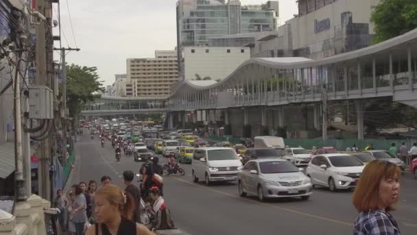 バンコク 2017年3月 バンコクのラッシュアワーの間にタクシーで歩いたり 家に帰る無数の人々 歩行者の過去の高速道路に急いで車やバイクの数を落とす顎 — ストック動画