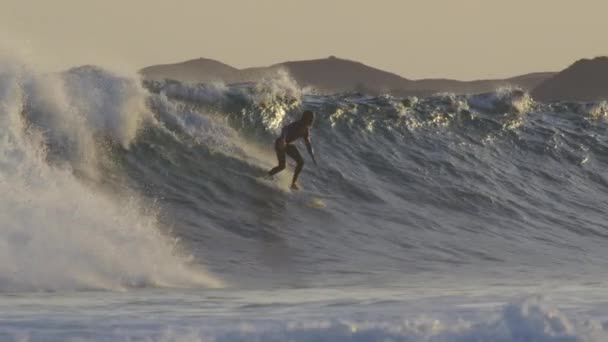 Movimiento Lento Surfista Agacha Tabla Surf Mientras Surfea Onda Ruptura — Vídeos de Stock