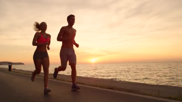 Młoda Kobieta Mężczyzna Idą Wieczorną Jogging Zapierający Dech Piersiach Wieczór — Wideo stockowe