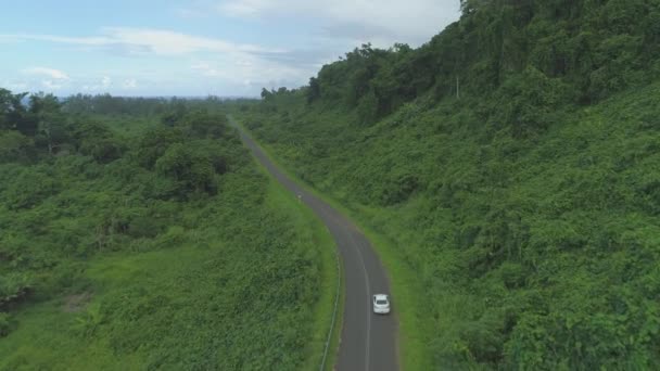 Aerial Pequeño Coche Blanco Conduce Por Camino Asfalto Vacío Que — Vídeos de Stock