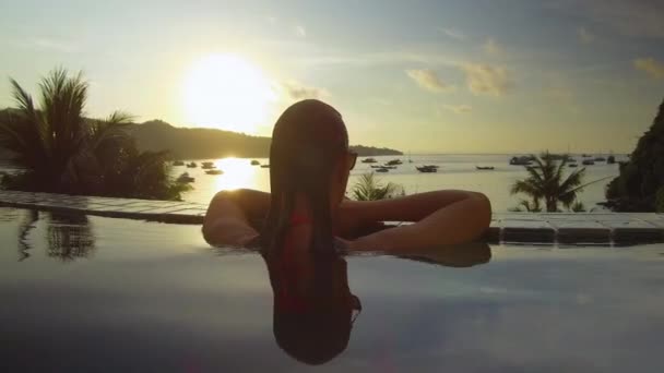 Close Lens Flare Girl Stands Empty Oceanfront Infinity Pool Looks — Stock Video