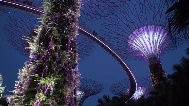 Niedrige Nahaufnahme Monumentaler Urbaner Komplex Singapore Der Dämmerung Faszinierende Touristenattraktion — Stockvideo