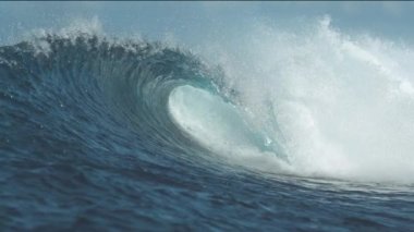 Yavaş Hareket, Yakın Çekim: Cloudbreak dalgası çökerken beyaz su damlacıkları her yere uçar. Güzel tüp dalgası tatili ve göksıçrı öfkeyle, uçan kristal berraklığında deniz suyu sayısız damla gönderme.