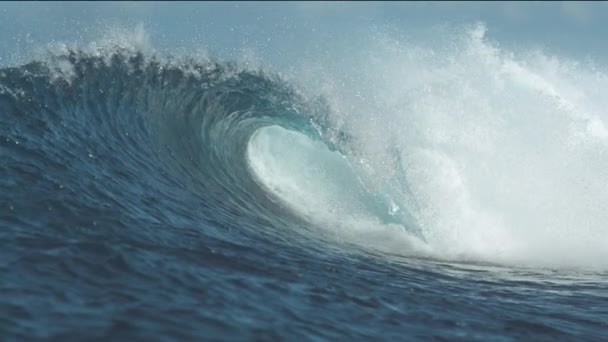 Slow Motion Chiudi Goccioline Acqua Bianca Volano Ovunque Mentre Onda — Video Stock