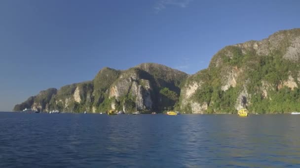Pov 航行经过众多的游艇和旅游船在岛上跳跃之旅锚定在风景如画的石灰岩悬崖附近 旅游帆船和船只在美丽的皮皮岛附近的风景秀丽的海湾休息 — 图库视频影像