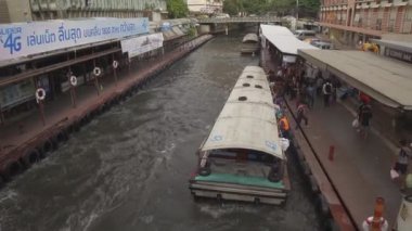 Bangkok, Tayland - Mart 2017, Hava: Chao Phraya nehri üzerinde sallanan gemiye tırmanan insanlar. Turistler ve yerliler Bangkok dar kanallar üzerinden sürüklenen serin su taksi gemiye alıyorum. 