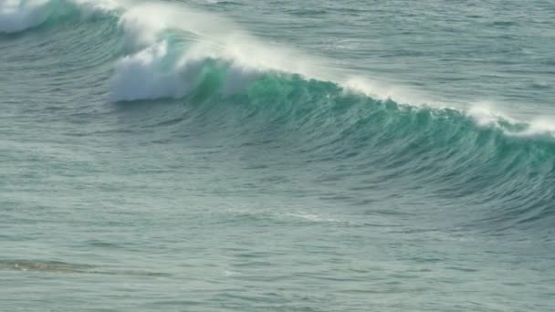 清爽的早晨 慢动作的蓝浪冲向沙滩 春天的早晨 海浪在平静的海滩上逼近 浪涌来 玻璃波碰撞和溅射的缓慢运动 — 图库视频影像
