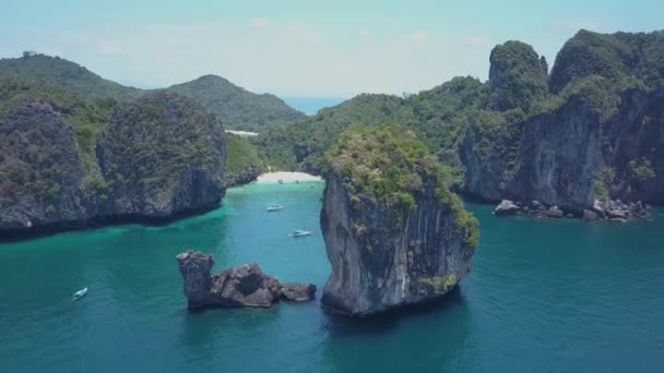 Anten Cennet Adasındaki Güzel Kumlu Koya Bakan Dev Kireçtaşı Uçurumun — Stok video