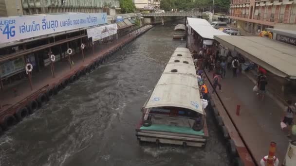 バンコク 2017年3月 チャオプラヤー川のロッキング船に乗って登る人々 観光客や地元の人々がバンコクの狭い運河を漂流する冷たい水上タクシーに乗る — ストック動画