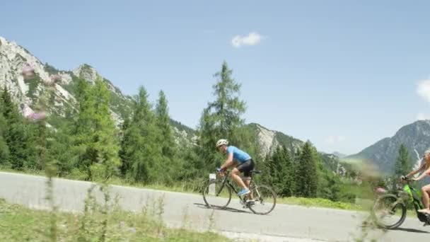슬로우 화창한 자전거 라이더과거 원피스 페달에 자전거에 선수는 자전거에 소녀가 — 비디오