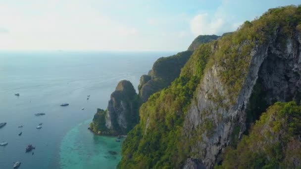 Aerial Voando Longo Belo Penhasco Pedra Calcária Sobrevoando Barcos Turísticos — Vídeo de Stock