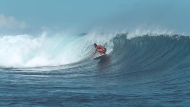 慢动作 经验丰富的冲浪者在流行的冲浪点上乘坐大桶浪 真棒男性冲浪板雕刻一个大深蓝色的波来自强大的海洋 肾上腺素充满夏季活动 — 图库视频影像