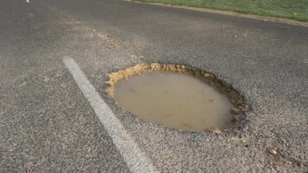 Cerrar Gran Bache Medio Carretera Está Lleno Agua Turbia Enorme — Vídeos de Stock