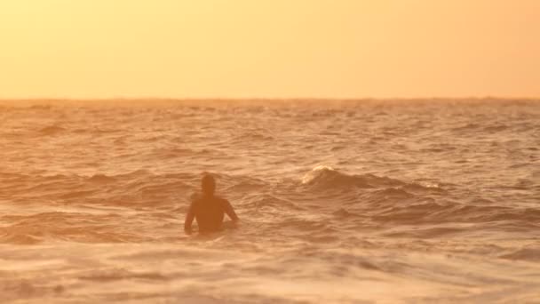 Slow Motion Oigenkännlig Surfer Man Väntar Vågor Vid Golden Sunrise — Stockvideo